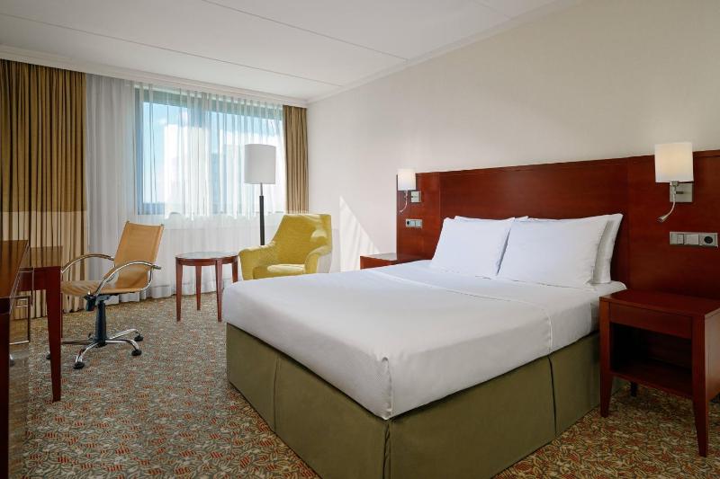 Smaller Guest room, 1 Queen, Corner room image 2