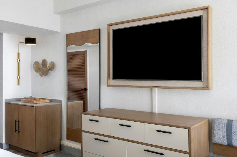 2 Double beds, Marina Tower, Traditional Guest Room image 4