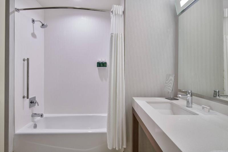 Guest room, 2 Queen, Valley view image 4