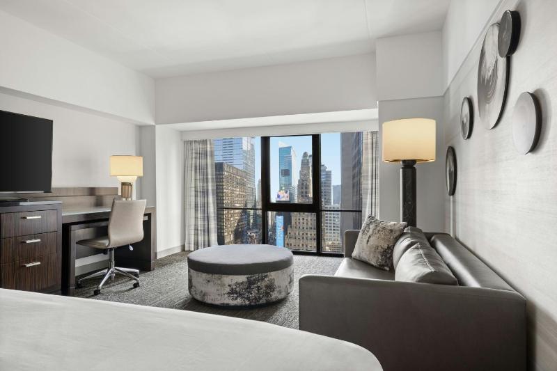King Room with Sofa Bed (Upon Request) and Times Square View image 4