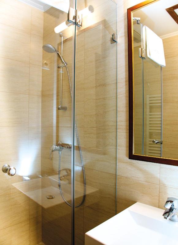 Double Room with Extra Bed image 2