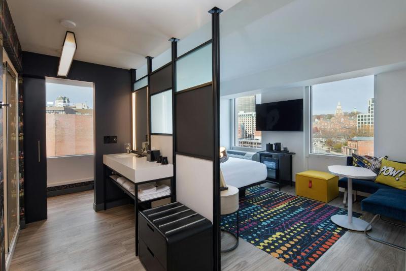 King Room with City View image 3