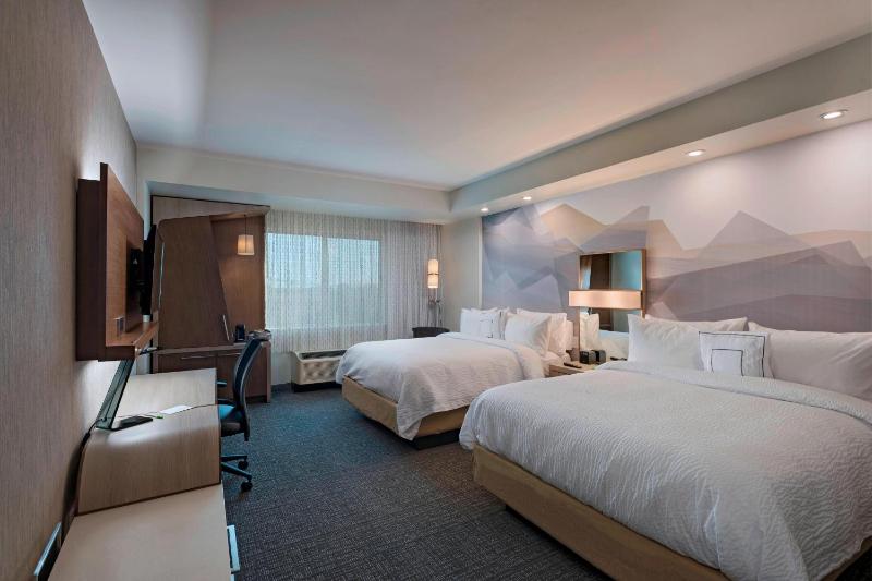Queen Room with Two Queen Beds and Adapted Tub - Mobility Accessible image 3