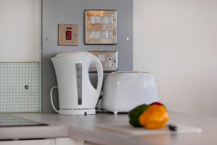 City Centre Lace Market Apartments - 2 Bedrooms Budget Apartment with 4 Beds and 2 Bathrooms and full Kitchen in George Street - close to Victoria Centre Shopping Centre and Nightlife - image 7