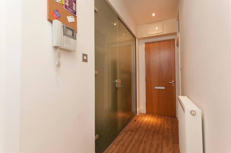 City Centre Lace Market Apartments - 2 Bedrooms Budget Apartment with 4 Beds and 2 Bathrooms and full Kitchen in George Street - close to Victoria Centre Shopping Centre and Nightlife - image 40