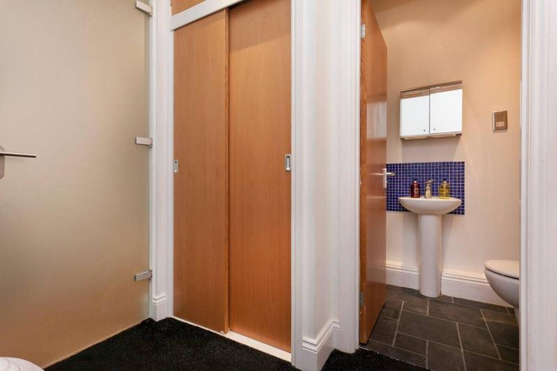 City Centre Lace Market Apartments - 2 Bedrooms Budget Apartment with 4 Beds and 2 Bathrooms and full Kitchen in George Street - close to Victoria Centre Shopping Centre and Nightlife - image 15