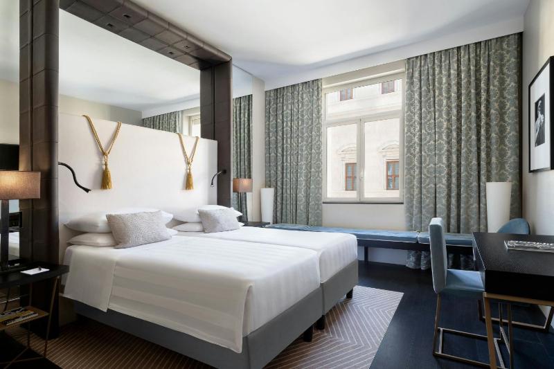 Signature Superior King Room with Terrace and Urban View image 3