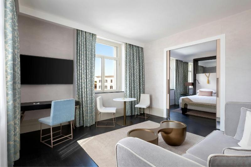One-Bedroom Signature King Suite with City View image 1