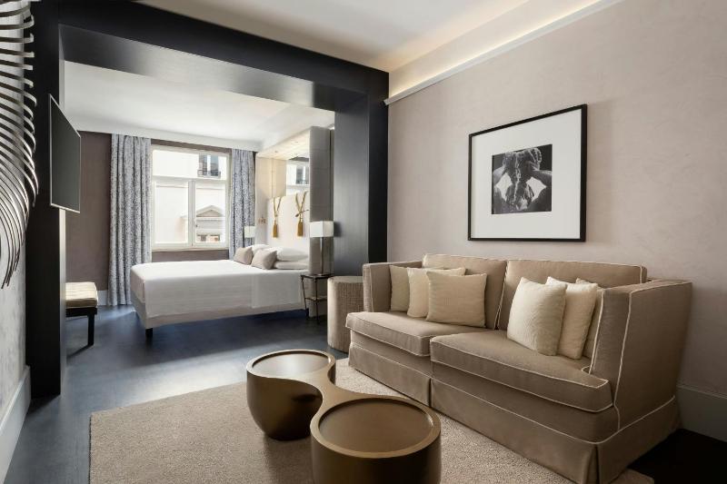 Junior King Suite with Urban View image 3