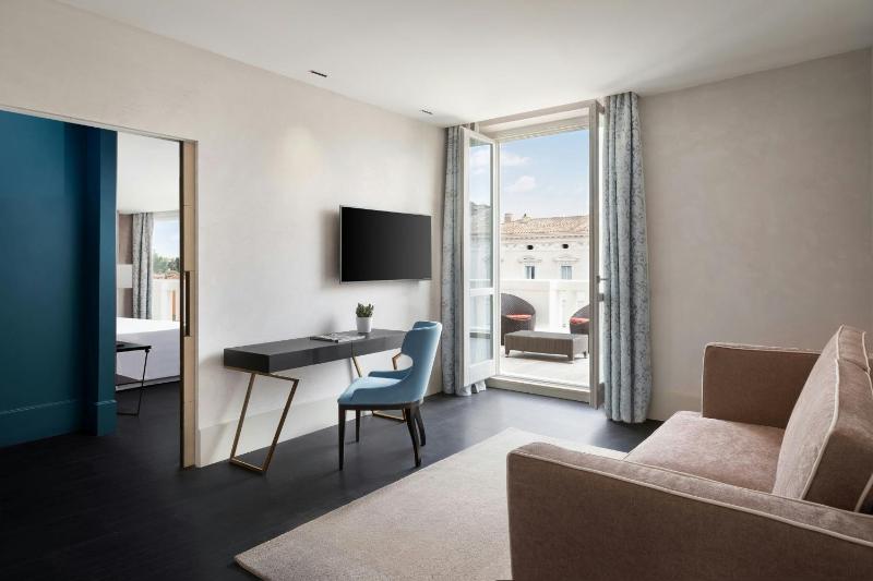 One-Bedroom Signature King Suite with Terrace image 3