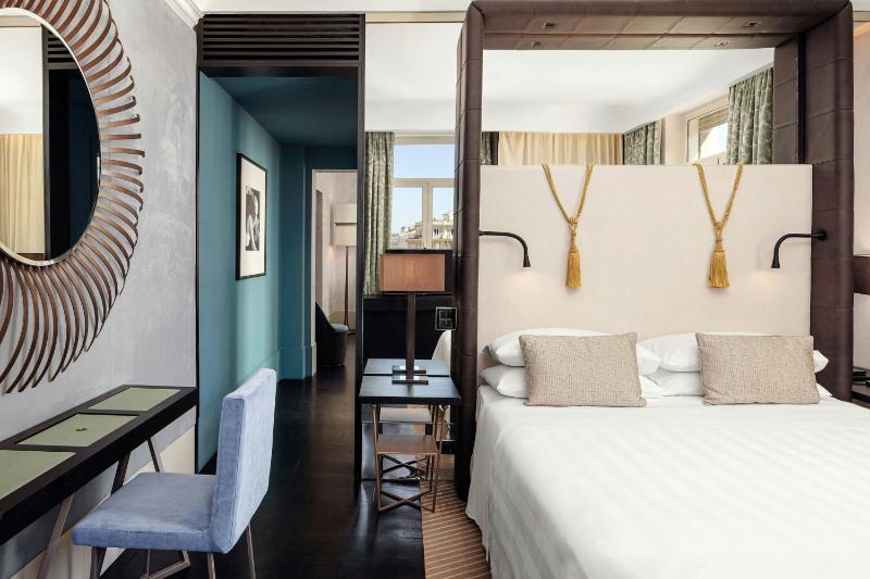 One-Bedroom Signature King Suite with City View image 3