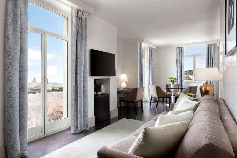 One-Bedroom Signature King Suite with City View image 4