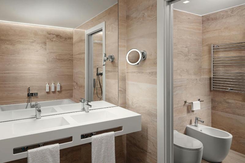 One-Bedroom Signature King Suite with Terrace image 4