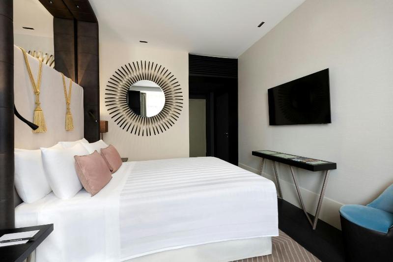 Superior King Room with Urban View image 4