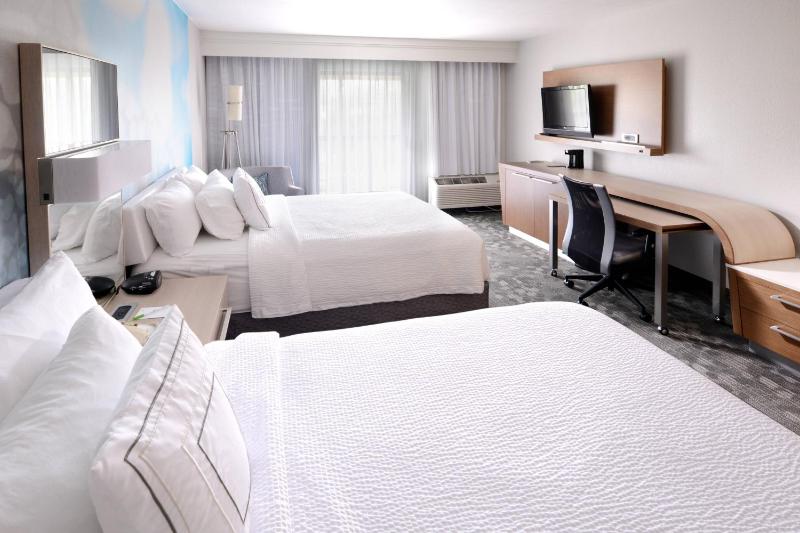 Queen Room with Two Queen Beds image 4