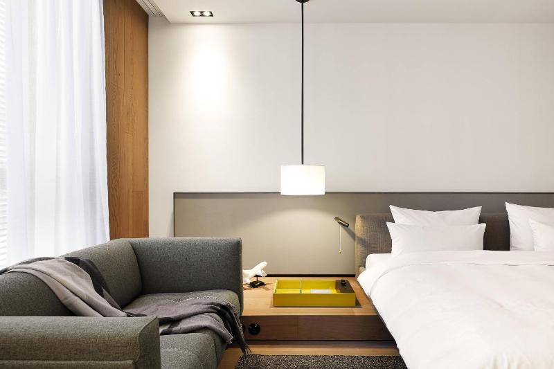 Deluxe Room, Guest room, 1 King image 4