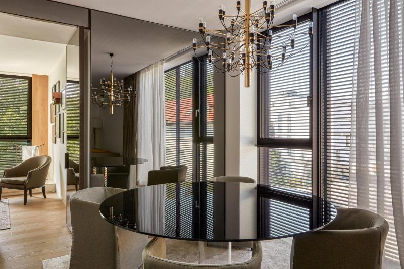 Deluxe Suite, 1 Bedroom Suite, 1 King, Corner room image 1