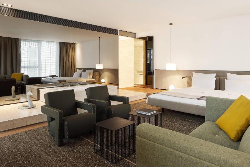 Superior Suite, 1 Bedroom Suite, 1 King, Corner room image 3