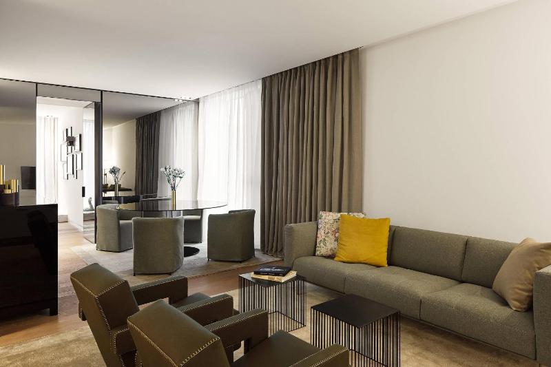 Deluxe Suite, 1 Bedroom Suite, 1 King, Corner room image 3