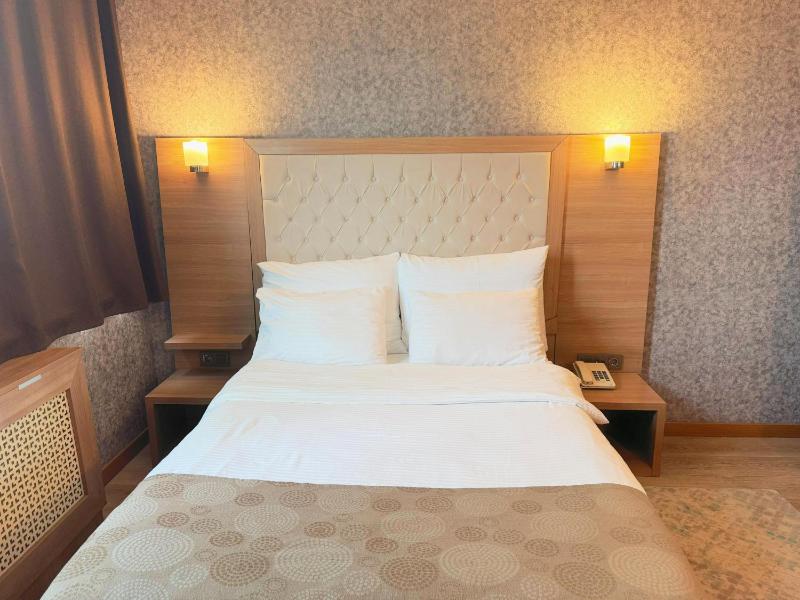 Deluxe Double Room image 3