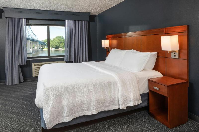Larger Guest room, 1 King, Sofa bed, River view image 4
