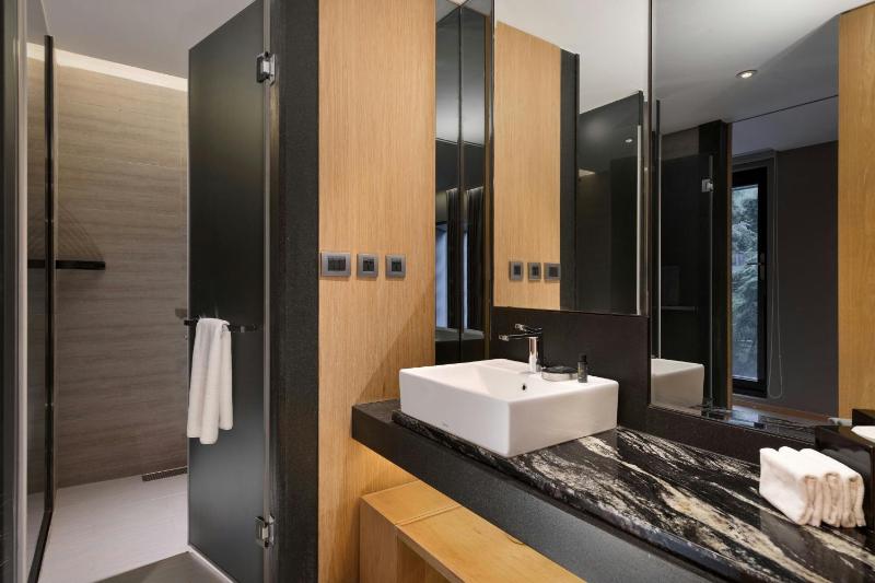 Aloft Twin Room image 2