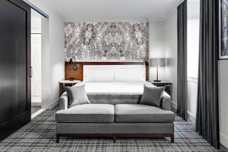 Deluxe, Guest room, King image 3