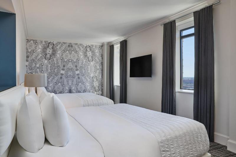 Deluxe, Guest room, King image 4