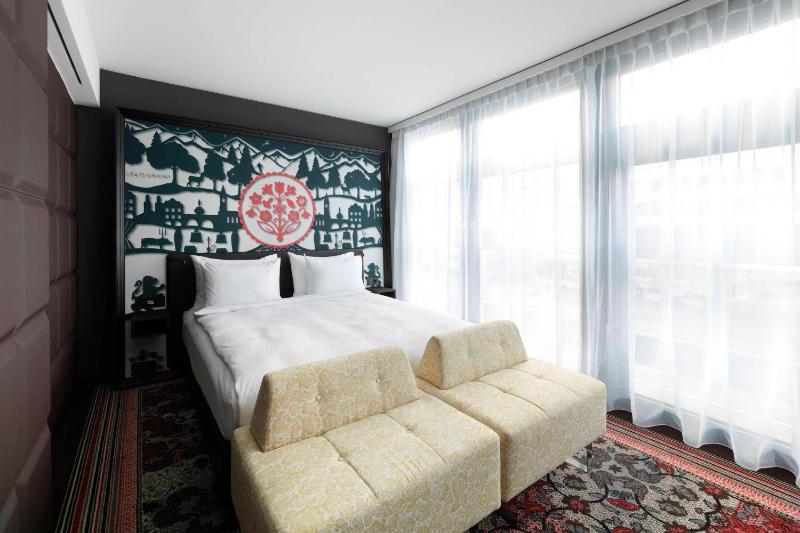 Deluxe King Room image 3