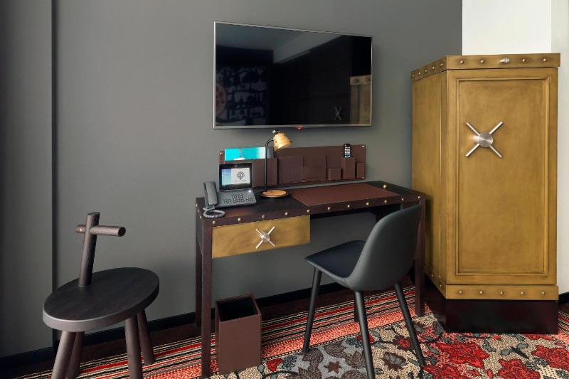 Deluxe King Room image 2