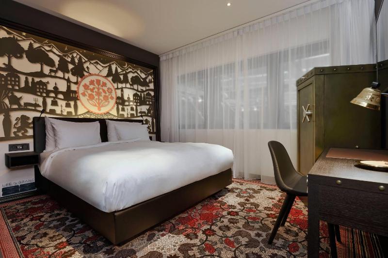 Premium King Room image 2
