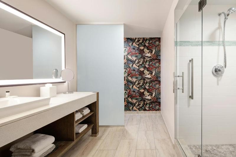 King Room with City View image 2