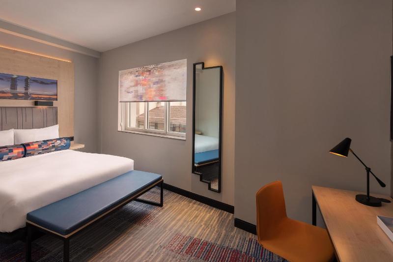 Aloft Queen Room image 3
