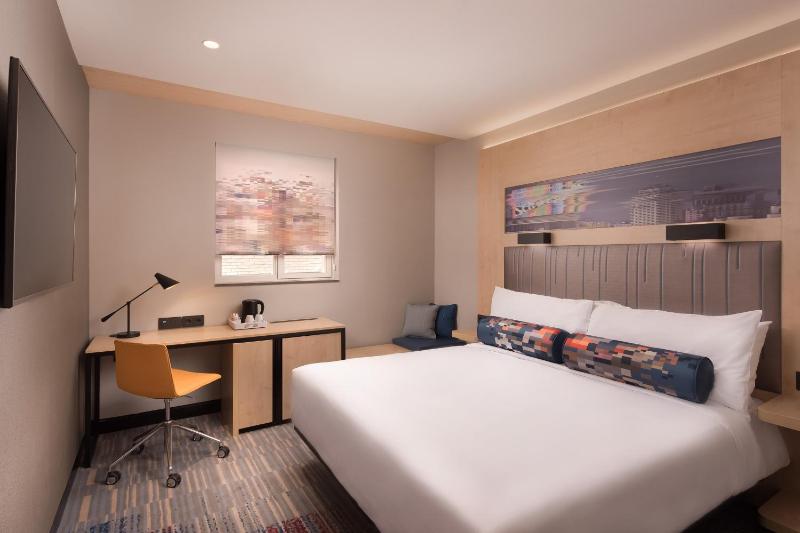 Aloft Queen Room image 1