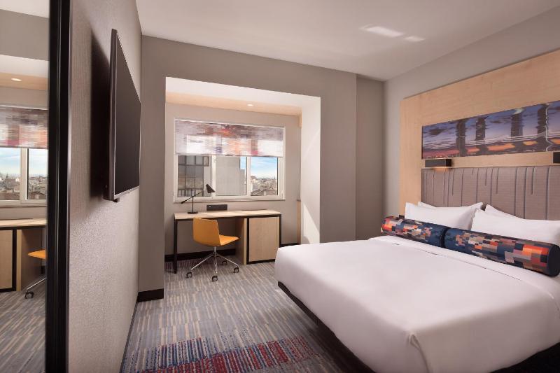 Aloft Queen Room image 4