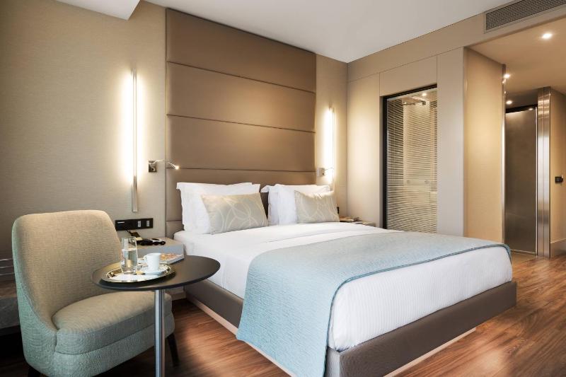 Guest Room, 1 King image 3