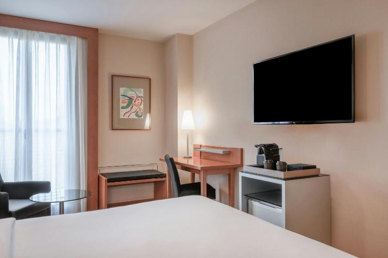 Standard Plus, Guest room, 1 King image 3