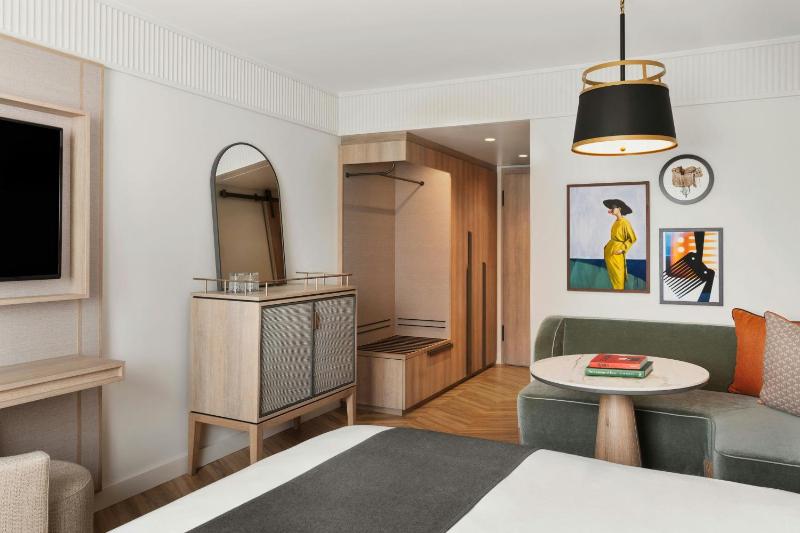 Superior King Room image 4