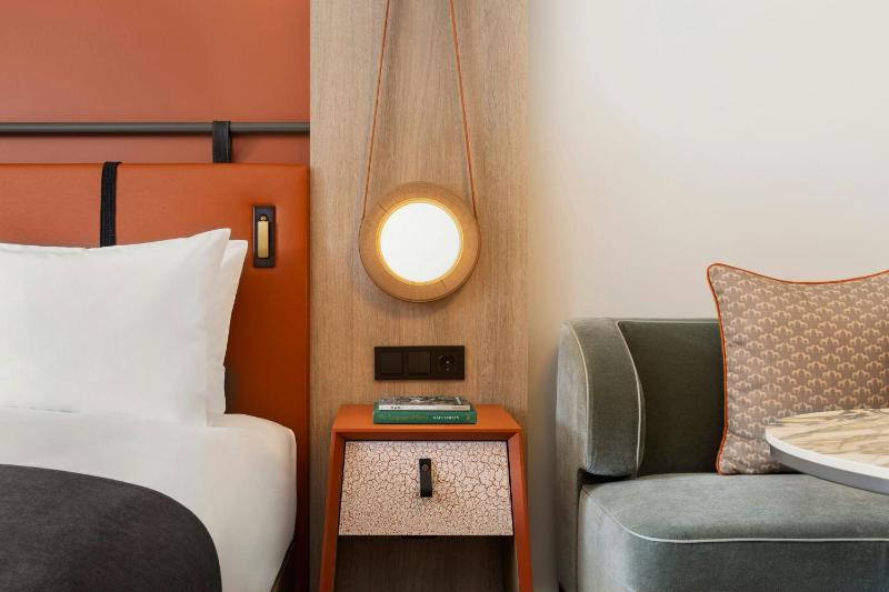 Superior King Room with Church View image 3