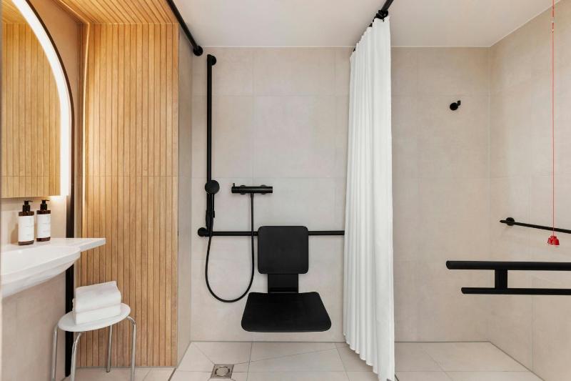 Deluxe King Room image 3