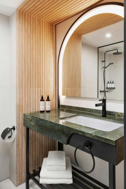 Deluxe Twin Room image 3