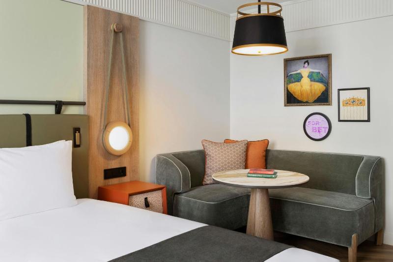 Deluxe Twin Room image 4