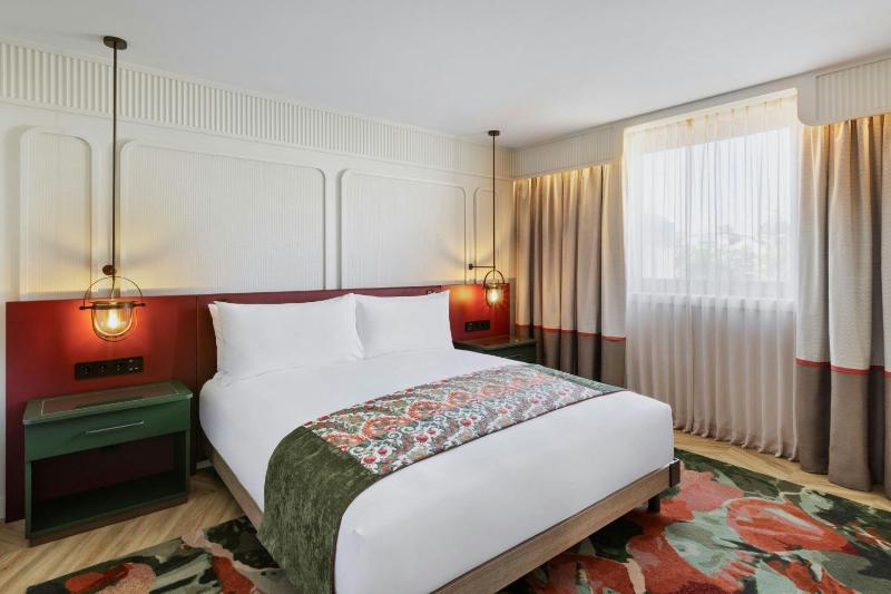 Junior King Suite with Church View image 4