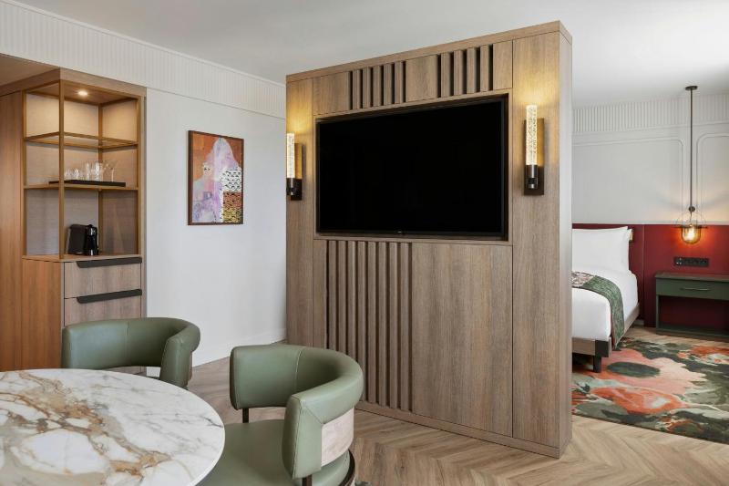 Junior King Suite with Church View image 1