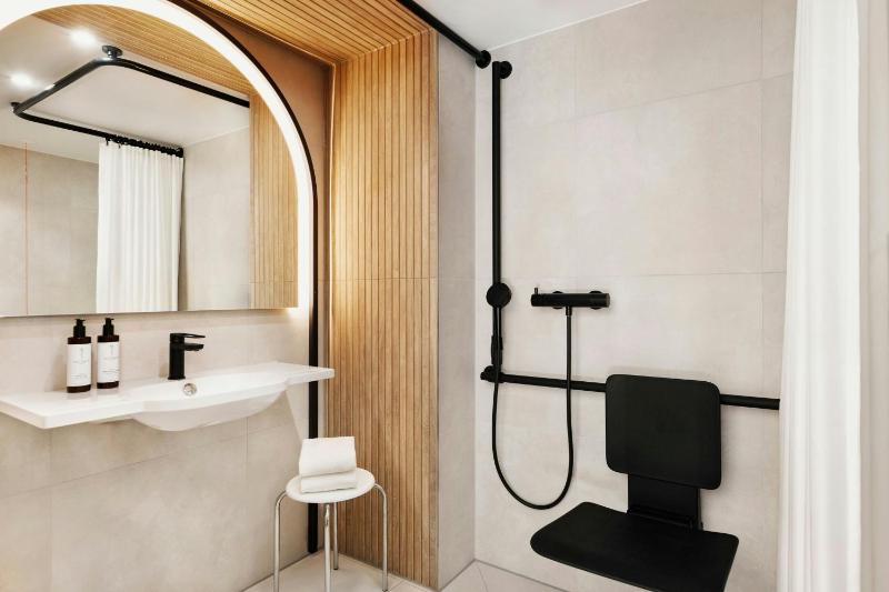 Deluxe King Room image 2