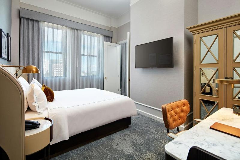 One-Bedroom Suite image 3