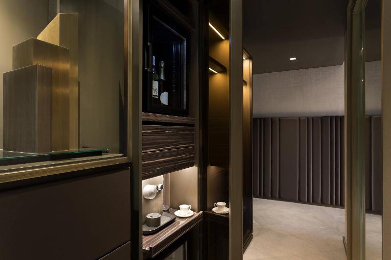 One Bedroom Junior Suite with Two Double Beds image 2