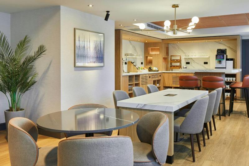 Executive King Room with MClub Lounge Access image 4