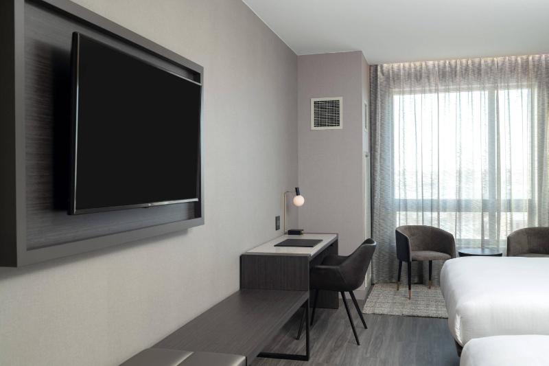 Queen Room with Two Queen Beds - Hearing Accessible image 4