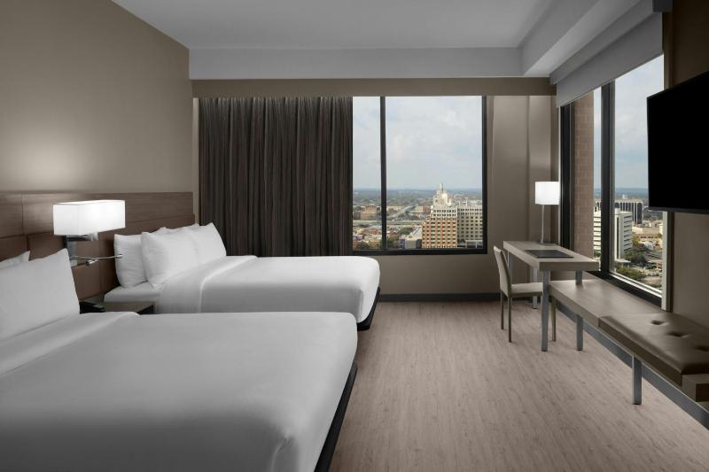 Queen Room with City View image 4